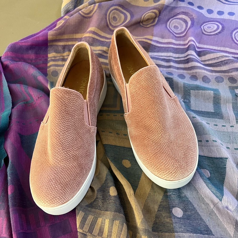 Women’s Vionic Midi Holiday Sneakers. Size 10